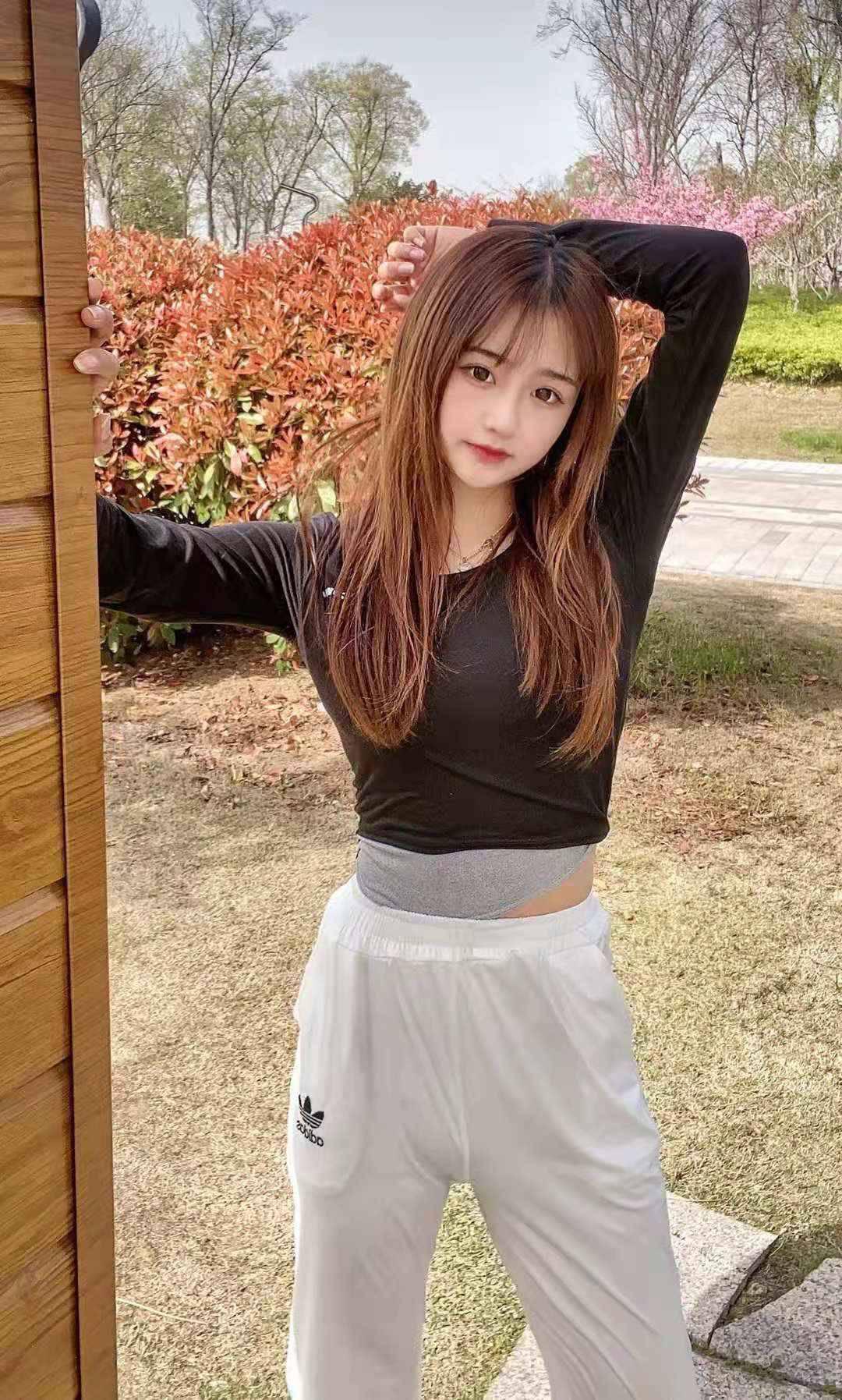 新鲜下水做，真实的小嫩妹，可随便亲舔B